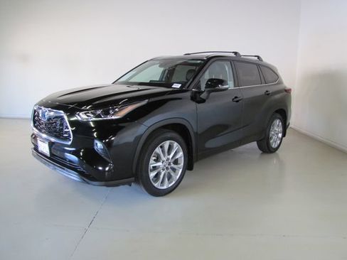 Used 2022 Toyota Highlander Limited FWD image 1