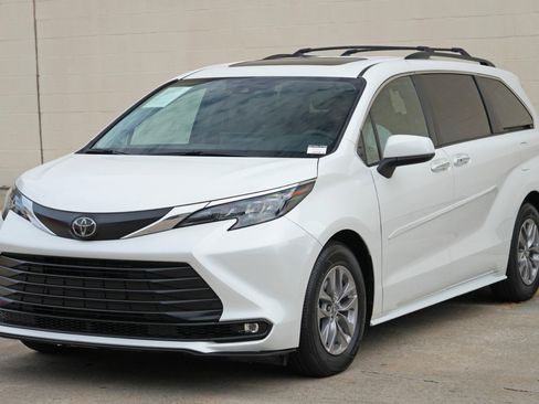 Used 2026 Toyota Sienna XLE FWD image 52