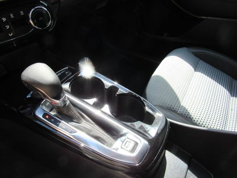 Used 2025 Chevrolet Trax LT FWD image 7