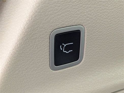 Used 2024 Chrysler Voyager LX image 29