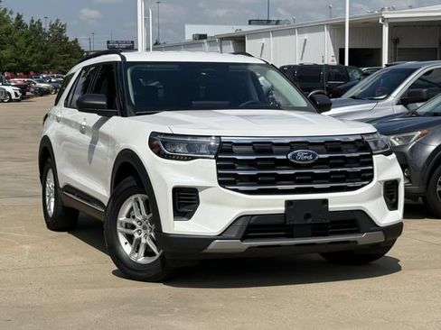 Used 2025 Ford Explorer Active RWD image 2