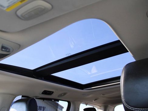 Used 2023 Chrysler Pacifica Limited FWD image 17