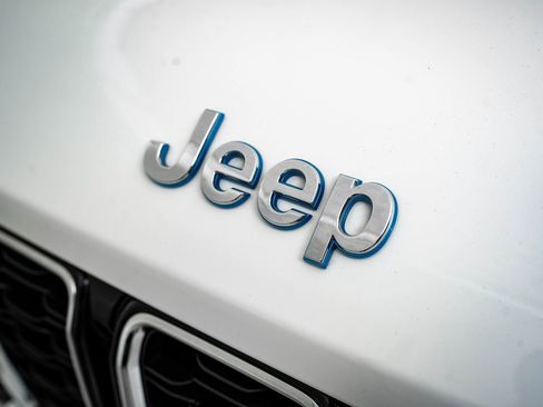 Used 2023 Jeep Grand Cherokee 4WD 4xe image 3