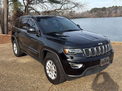 Used 2021 Jeep Grand Cherokee Laredo image 2