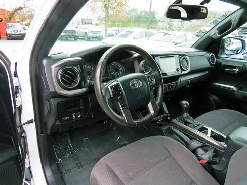 Used 2017 Toyota Tacoma TRD Off-Road image 12