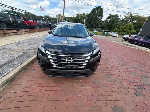 Used 2024 Nissan Rogue S FWD image 2