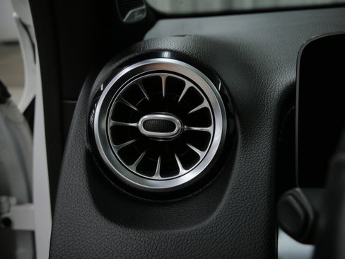 Certified 2021 Mercedes-Benz GLB 250 4MATIC image 24