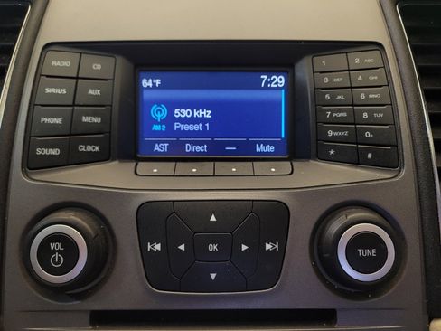 Used 2018 Ford Taurus SE FWD image 25