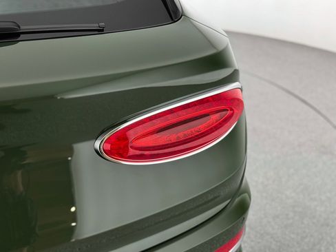 Used 2025 Bentley Bentayga image 45