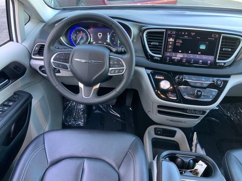 Certified 2024 Chrysler Pacifica Touring-L FWD image 19