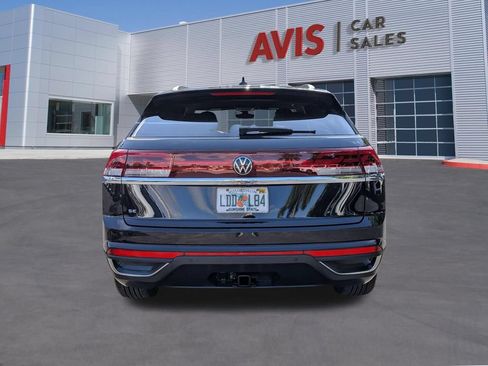 Used 2025 Volkswagen Atlas Cross Sport SE FWD image 9