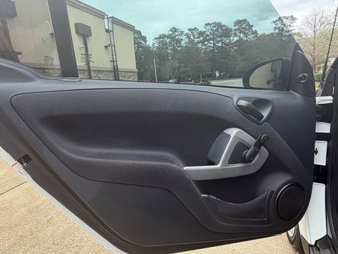 Used 2015 smart fortwo passion image 11