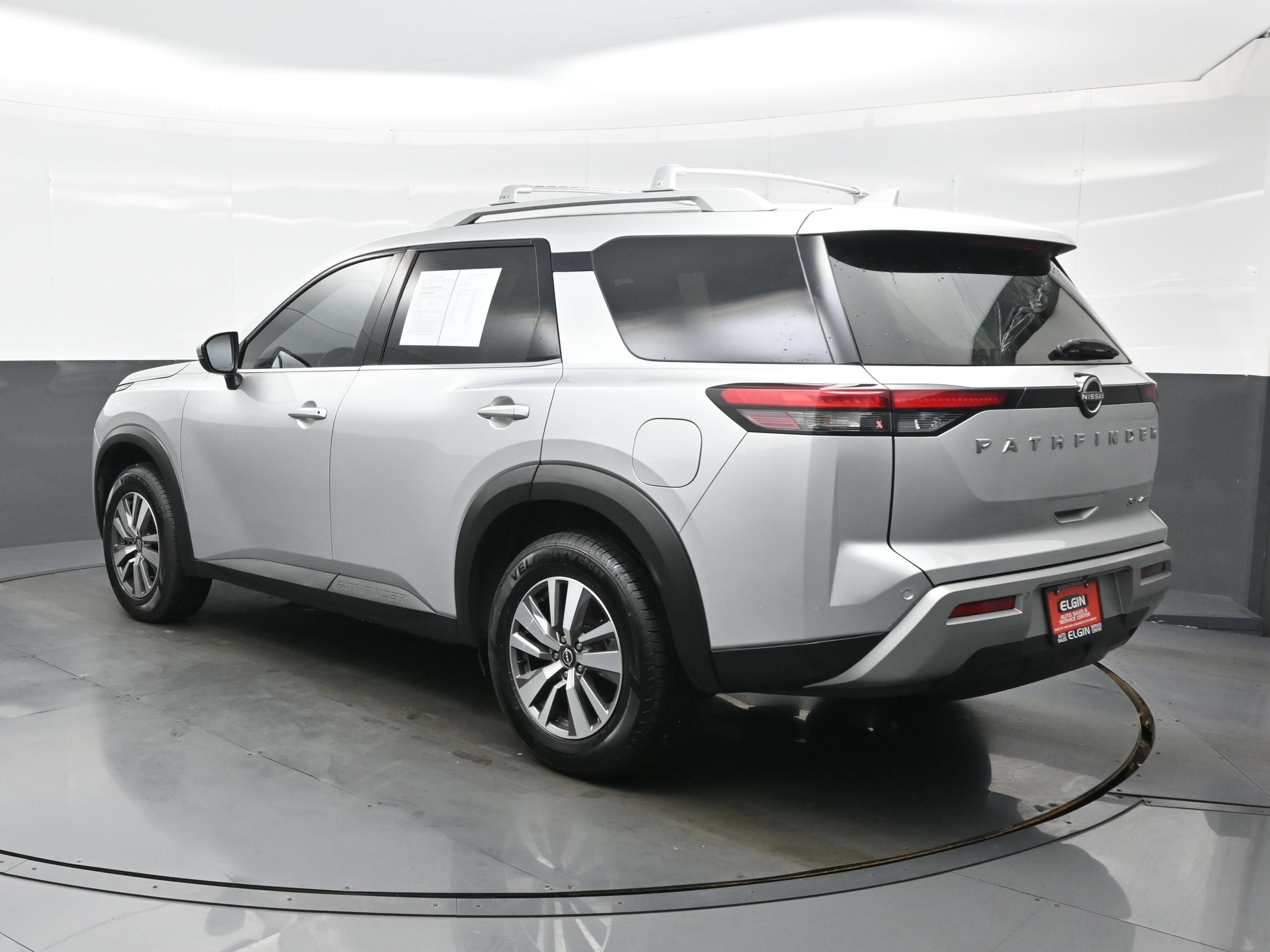Used 2023 Nissan Pathfinder SL AWD/4WD image 4