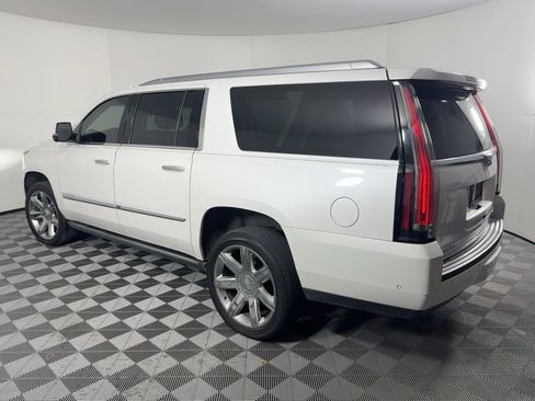 Used 2019 Cadillac Escalade ESV Premium Luxury image 3