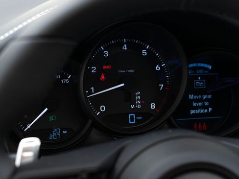 Certified 2025 Porsche Macan AWD/4WD image 23