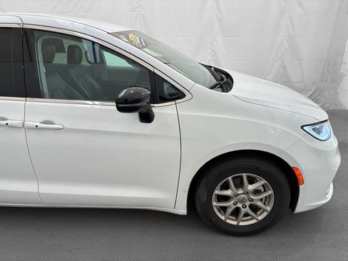 Used 2024 Chrysler Pacifica Touring-L FWD image 9