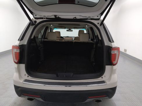 Used 2019 Ford Explorer Limited w/ Limited Luxury Package FWD image 29