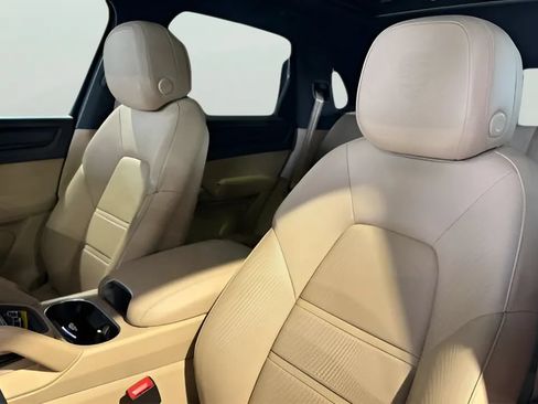 Used 2023 Porsche Cayenne AWD/4WD image 13