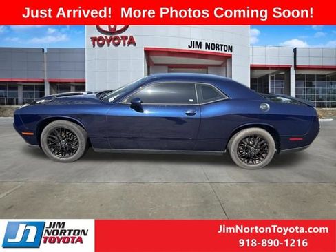 Used 2015 Dodge Challenger SXT RWD image 4
