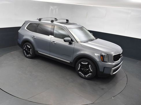 Used 2024 Kia Telluride EX w/ EX Captain's Chair Package image 37