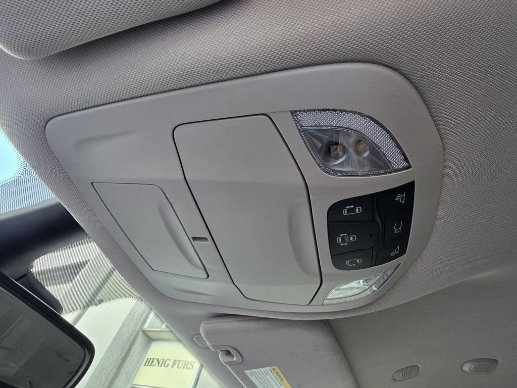 Used 2024 Chrysler Pacifica Touring-L FWD image 27