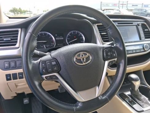 Used 2017 Toyota Highlander Limited AWD/4WD image 15