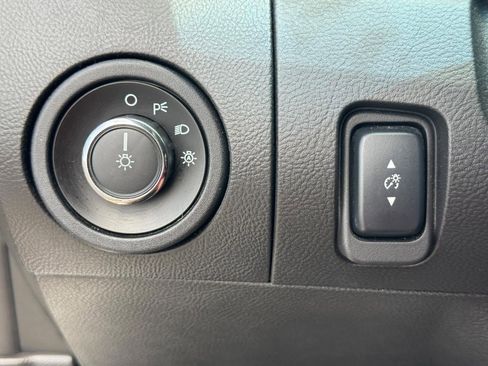 Used 2018 Ford Taurus SEL w/ Equipment Group 201A FWD image 22