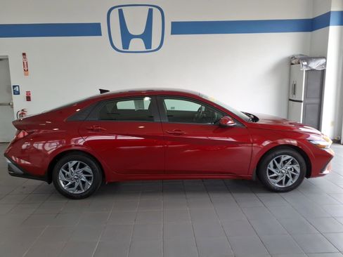 Used 2025 Hyundai Elantra Hybrid FWD image 4