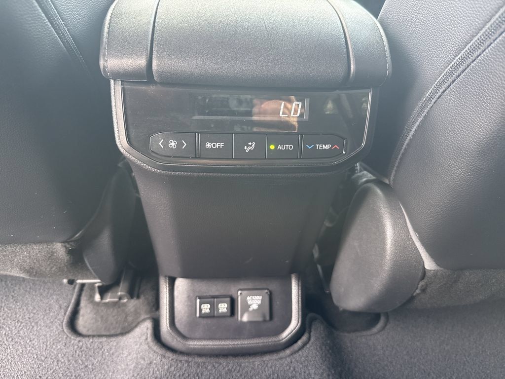 Used 2021 Toyota Highlander Limited FWD image 31