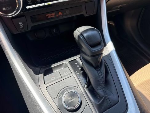 Used 2022 Toyota RAV4 LE AWD/4WD image 19