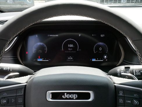Used 2023 Jeep Grand Cherokee Altitude AWD/4WD image 21