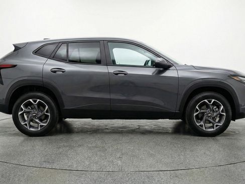 Used 2025 Chevrolet Trax LT image 11