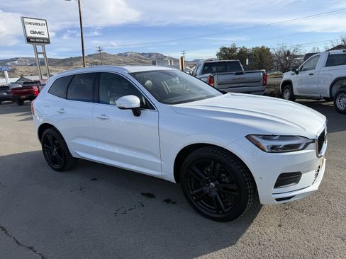 Used 2018 Volvo XC60 T5 Momentum w/ Vision Package image 3