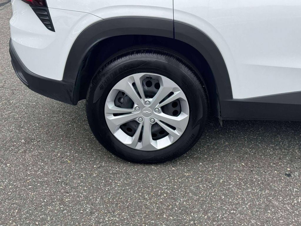 Used 2026 Chevrolet Trax LS FWD image 10