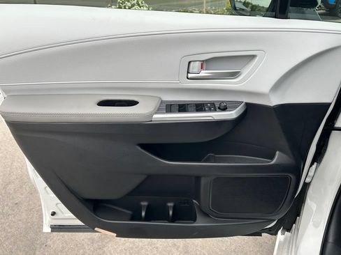 Used 2026 Toyota Sienna XLE FWD image 10