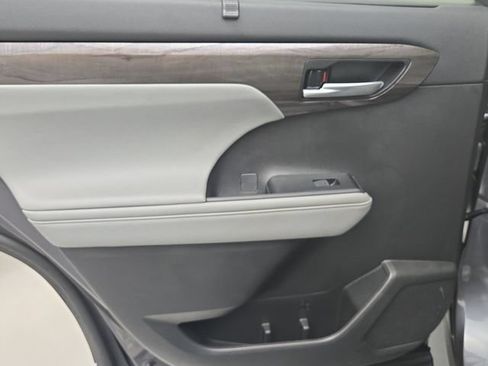 Used 2023 Toyota Highlander Platinum FWD image 16
