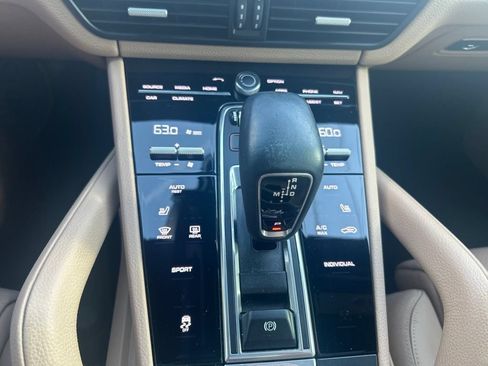 Used 2022 Porsche Cayenne AWD/4WD image 11