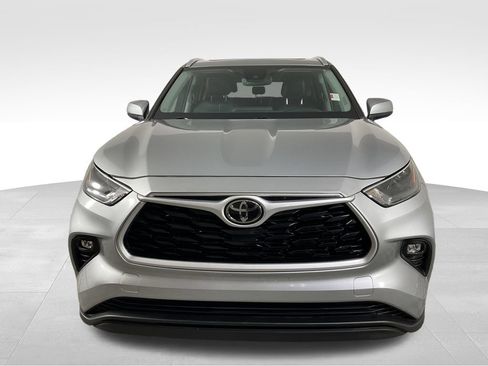 Used 2023 Toyota Highlander XLE AWD/4WD image 3