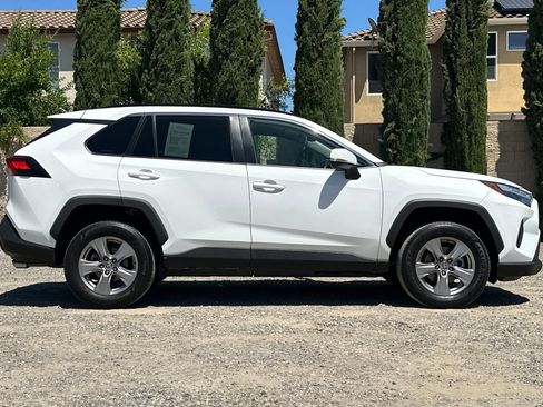 Used 2022 Toyota RAV4 XLE FWD image 3
