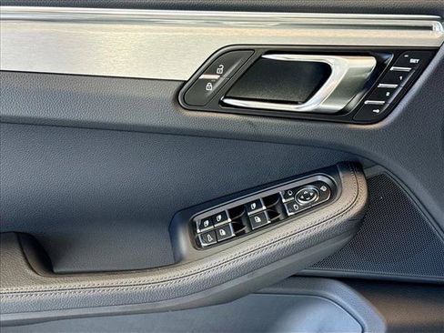 Certified 2026 Porsche Macan AWD/4WD image 11