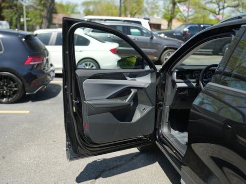 Used 2025 Volkswagen Tiguan SE w/ Panoramic Sunroof Package AWD/4WD image 27
