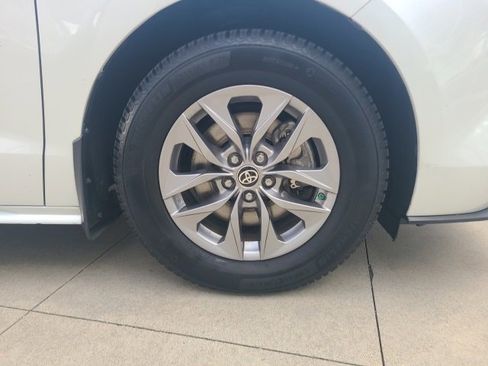 Used 2023 Toyota Sienna XLE image 9