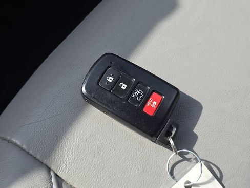 Used 2016 Toyota Highlander XLE image 36