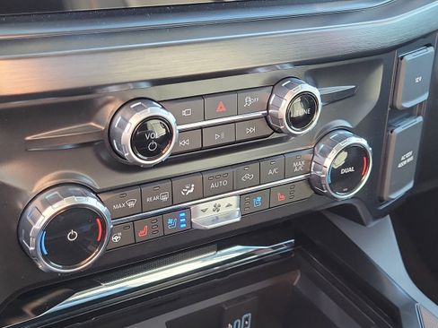 New 2026 Ford F250 Lariat w/ Black Appearance Package image 31