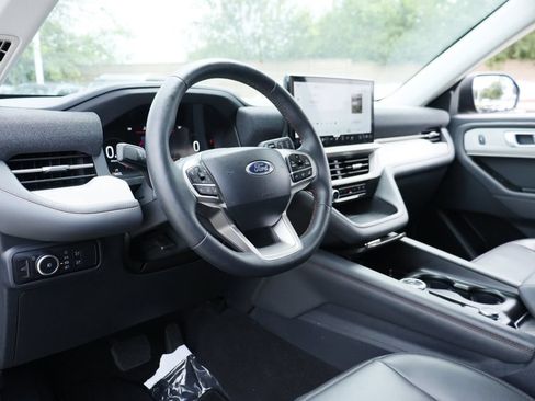 Used 2025 Ford Explorer Active w/ Active Comfort Package RWD image 8