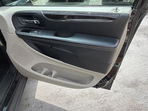 Used 2016 Chrysler Town & Country Touring w/ Driver Convenience Group FWD image 18