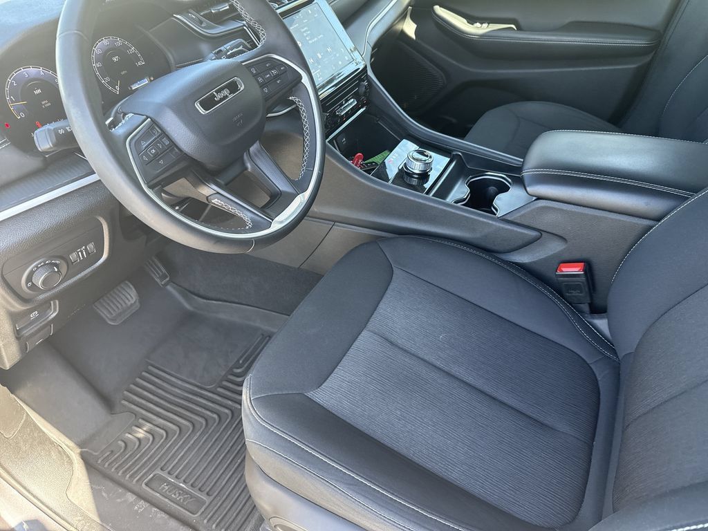 Used 2025 Jeep Grand Cherokee L Laredo RWD image 10