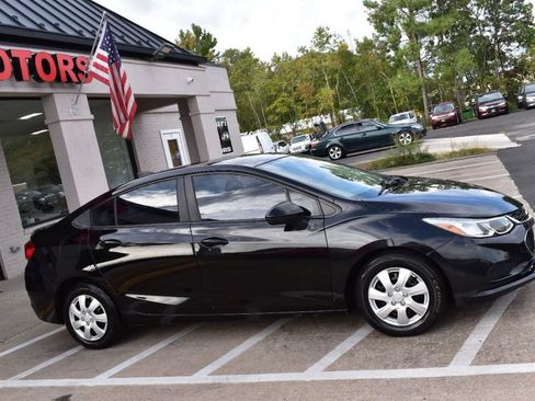 Used 2017 Chevrolet Cruze LS FWD image 6