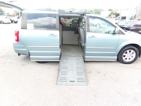 Used 2010 Chrysler Town & Country Touring FWD image 20