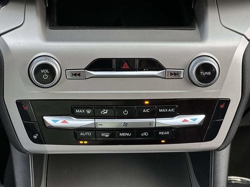 Used 2022 Ford Explorer XLT w/ Equipment Group 202A AWD/4WD image 19